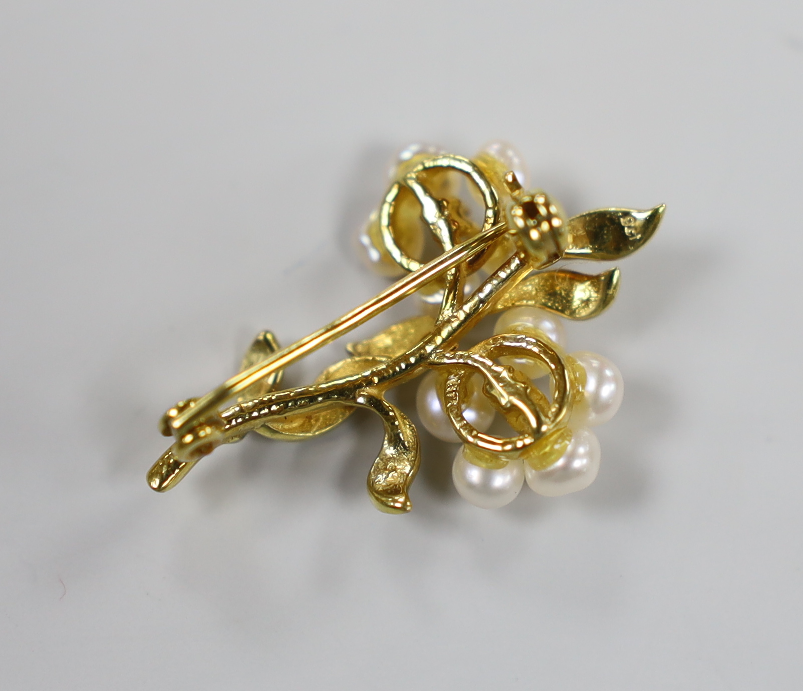 A modern 9ct gold, cultured pearl and diamond cluster set twin flower head brooch, 29mm, gross weight 3.1 grams.